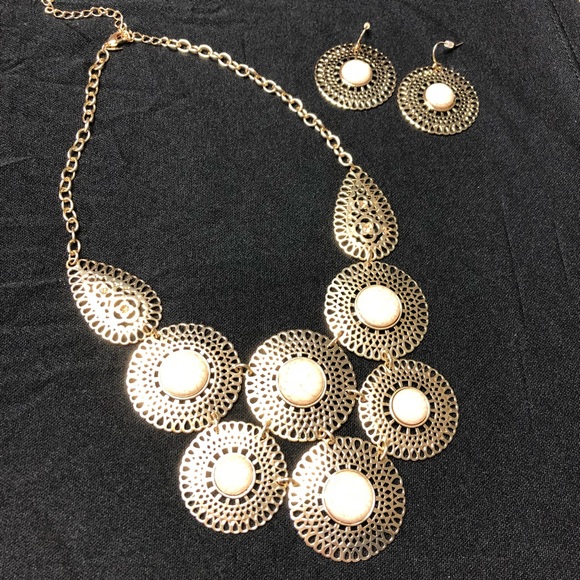 Avon Woman’s Necklace and earring Set Gold Tone - Picture 2 of 3